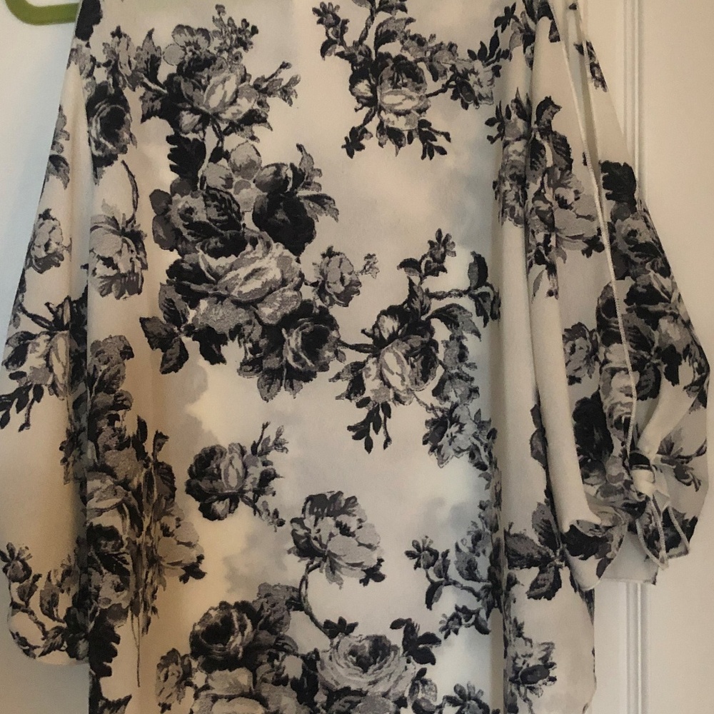 Open Shoulder Flowy Top - Picture 4 of 4